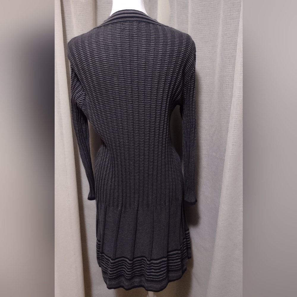 Black & grey striped accordion stretch buttonless cardigan (small)